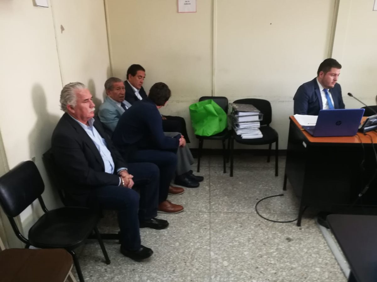 Exministro de Gobernación, Salvador Gándara (primero de la fila) y el exsecretario Gustavo Alejos (último), durante la audiencia. (Foto Prensa Libre: Kenneth Monzón)