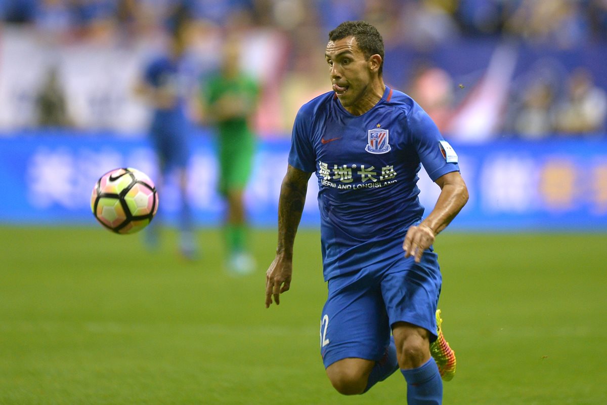 Carlos Tevez durante uno de los encuentros del Shanghai Shenhua en la superliga china. (Foto Prensa Libre: AFP)