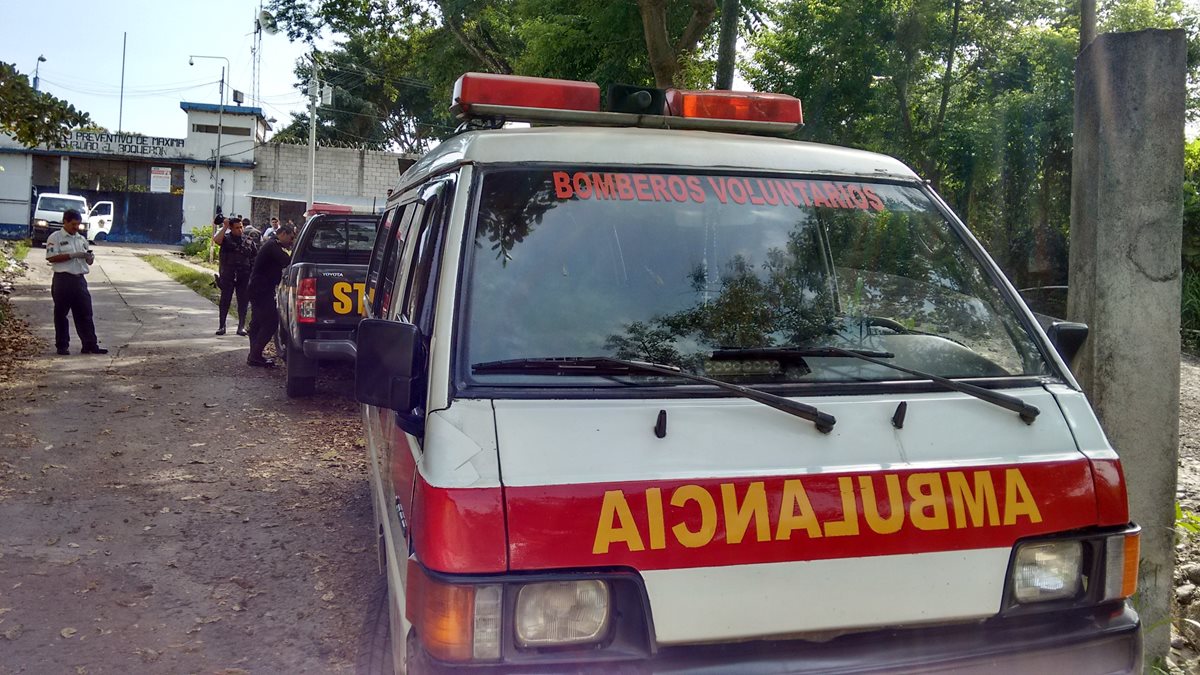 Socorristas acuden a la cárcel de El Boquerón, en Cuilapa, Santa Rosa, para corroborar deceso de un reo. (Foto Prensa Libre: Oswaldo Cardona)