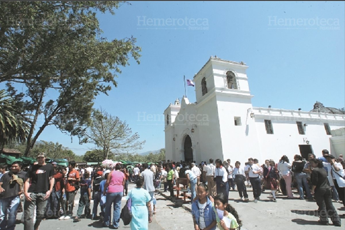 Fachada del templo de la aldea San Bartolomé Becerra. (Foto: Hemeroteca PL)