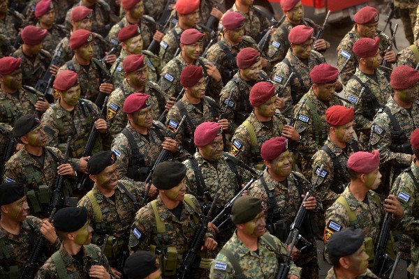 <span>Efectivos de la</span> <span>fuerza especial</span> <span>salvadoreña</span> <span>asisten</span> <span>el lanzamiento</span> <span>oficial de su</span> <span>unidad</span><span>. (AFP).</span>