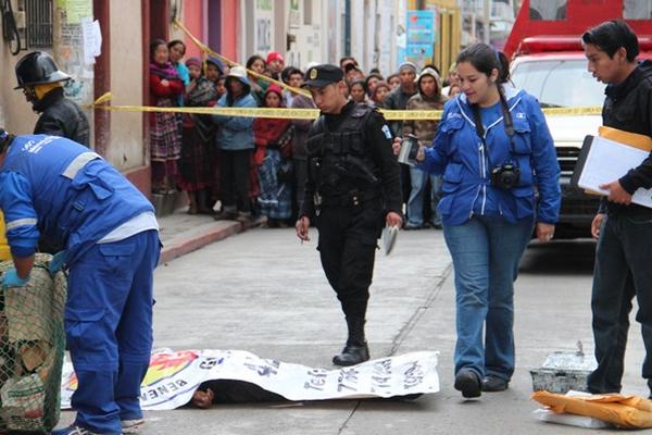 Investigadores reúnen evidencias en el lugar donde murió atropellado  Alberto Catarino Batz, en Totonicapán. (Foto Prensa Libre: Édgar  Domínguez)