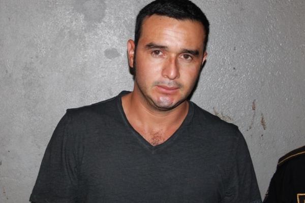 Un hombre fue capturado con una granada de fragmentación en San Luis, Petén. (Foto Prensa Libre: Rigoberto Escobar)<br _mce_bogus="1"/>