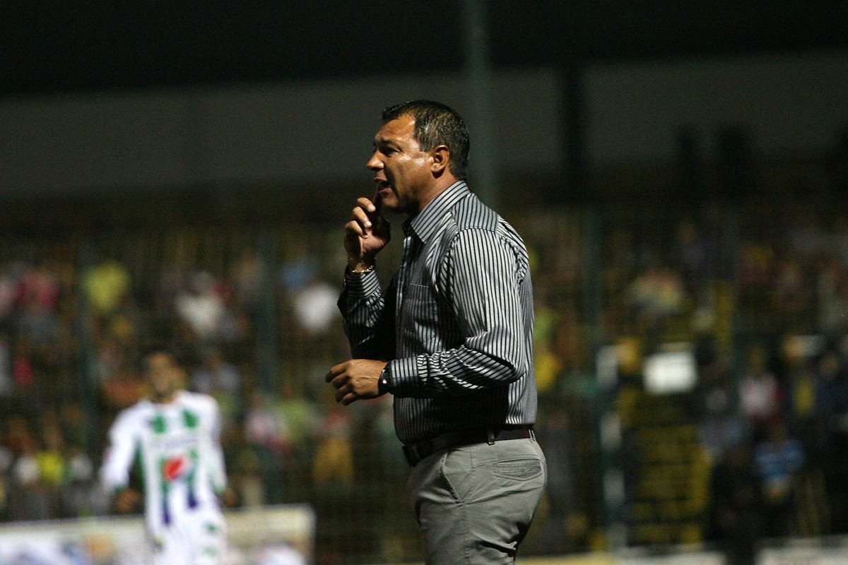 Mauricio Tapia da instrucciones a sus pupilos en el juego frente a Petapa. (Foto Prensa Libre: Jesús Cuque)