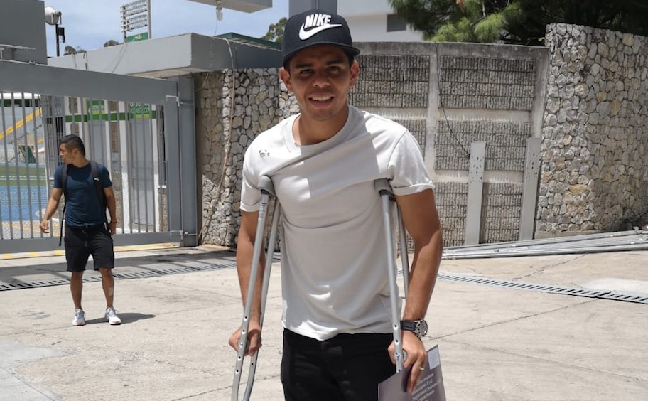 Alexander Larín se presentó este lunes al entrenamiento de Comunicaciones utilizando muletas. (Foto Prensa Libre: Cortesía La Red)