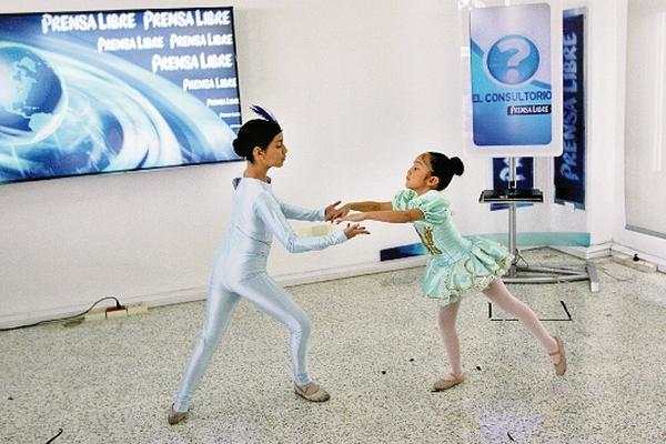 La gracia que le impregnan las niñas a la adaptación del ballet La princesa Florinne y pájaro azul, aunada a los ágiles movimientos, es el resultado de largas horas de práctica tanto en clase como en casa. (Foto Prensa Libre: Brenda Martínez)