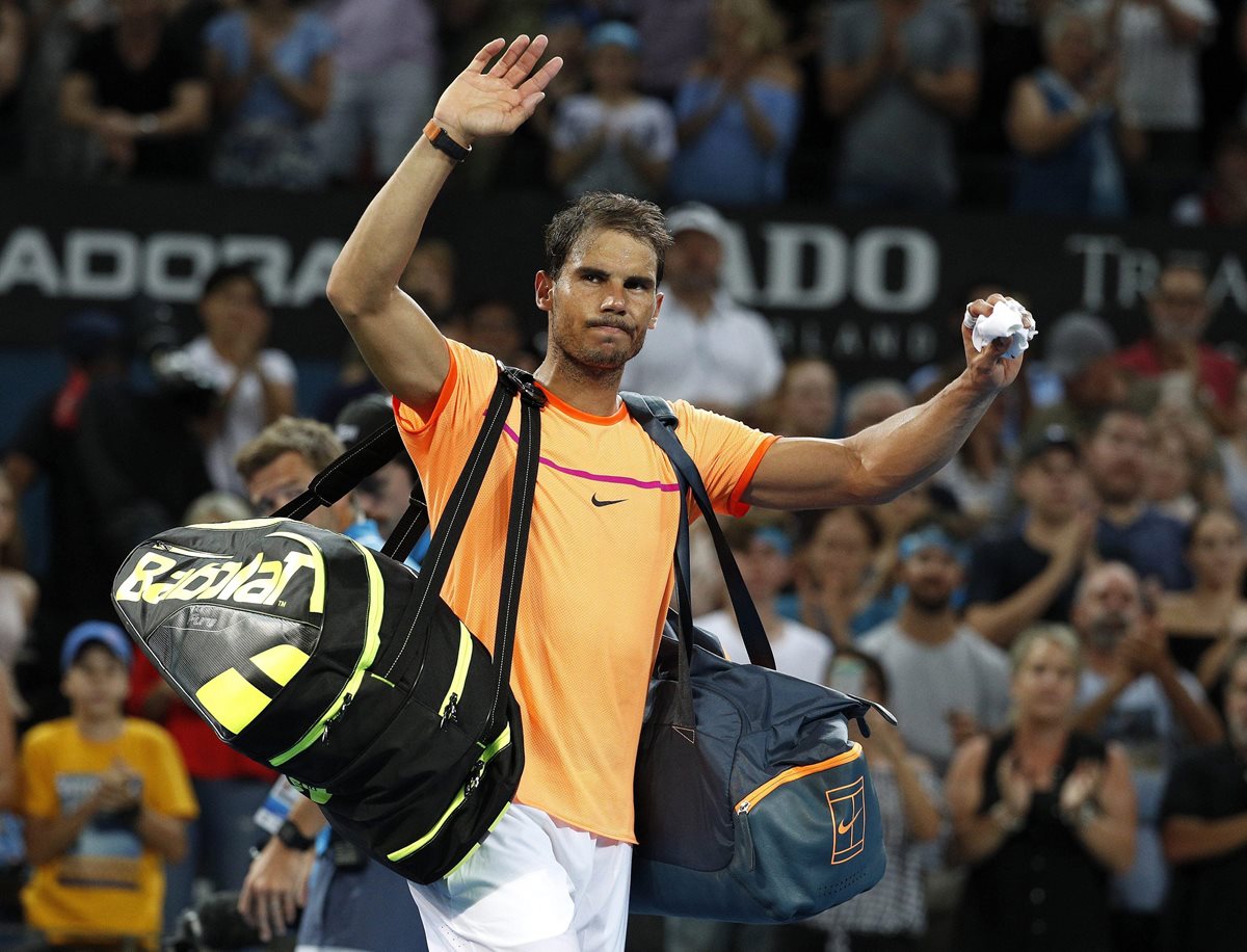 El tenista español Rafael Nadal se despide del público después de ser eliminado por el canadiense Milos Raonic en el torneo de Brisbane. (Foto Prensa Libre:EFE)