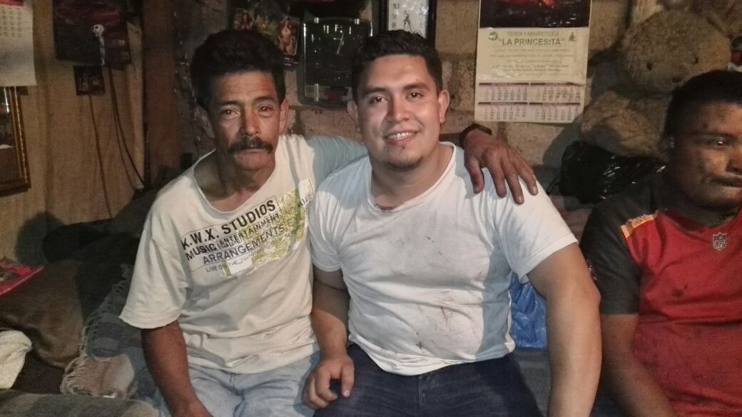 Armando Hernández y Bryan Solares, fueron los primeros en llegar al lugar del accidente para rescatar a los tripulantes. (Foto Prensa Libre: Roni Pocón)