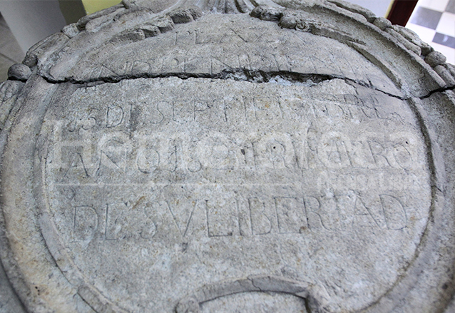 El único vestigio que quedó del viejo Portal del Señor fue este medallón de piedra, data de 1822 y se encuentra en el Museo de Historia. (Foto: Hemeroteca PL)