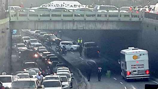 El conductor es sometido al orden entre el tránsito de Lomas del Norte, zona 17. (Foto Prensa Libre: PMT)