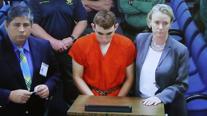 Nikolas Cruz enfrenta 17 cargos por asesinato premeditado. Este jueves se conocieron nuevos detalles sobre cómo escapó de la escuela secundaria en la que mató a 17 personas. GETTY IMAGES