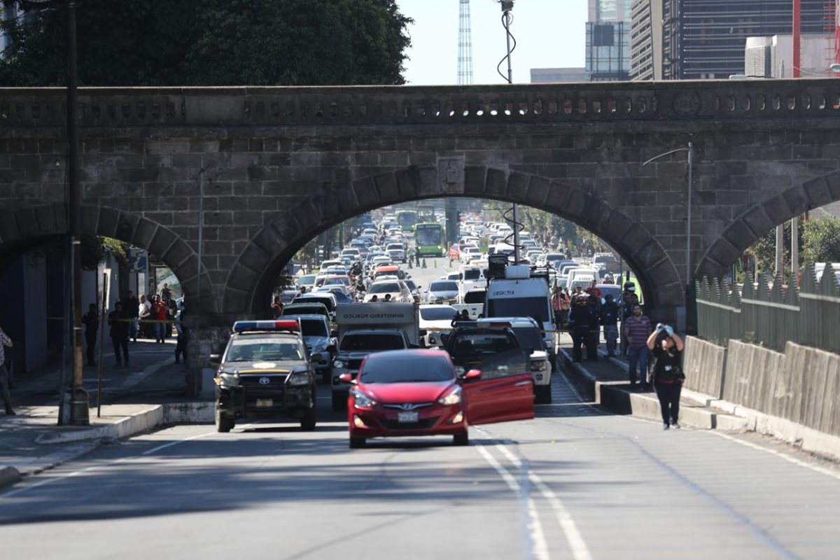 El vehículo de la víctima quedó en el carril central de la 7a. avenida, zona 1(Foto Prensa Libre: Erick Ávila)