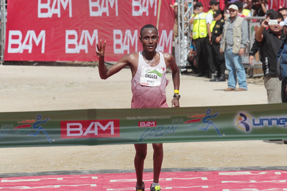 Ondara festeja al ingresar en primer lugar a la meta en el estadio José Ángel Rossi. (Foto Prensa Libre: Norvin Mendoza)