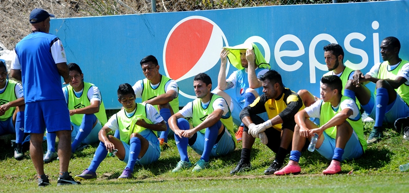 El técnico nacional Wálter Claverí se dirige a los seleccionados durante el entrenamiento en el Proyecto Goal. (Foto Prensa Libre: Edwin Fajardo)