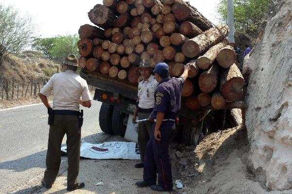 El cuerpo quedó detrás del camión.