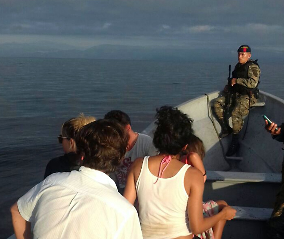 Grupo de turistas localizado en playa de Los Amates, Izabal. (Foto Prensa Libre: Dony Stewart).