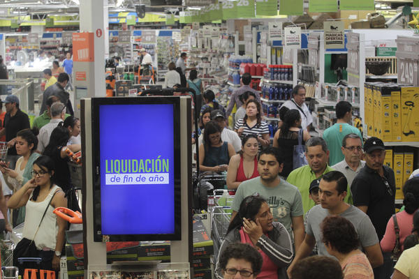 Miles acudieron a comprar ante saldos navideños. (Foto Prensa Libre: Edwin Bercián)