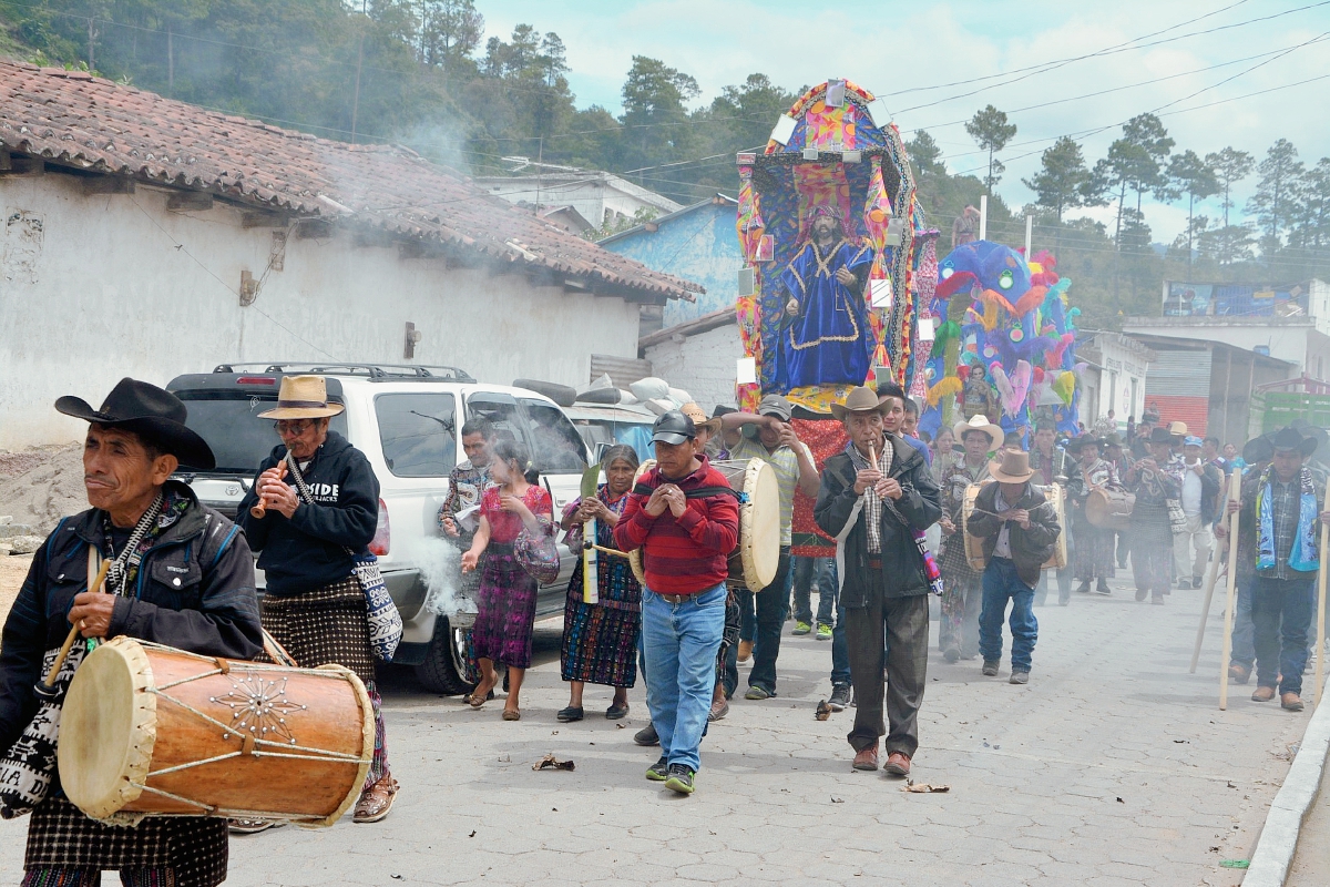 Imágenes religiosas  recorren una de las calles de Concepción, Sololá. (Foto Prensa Libre: Édgar Sáenz)