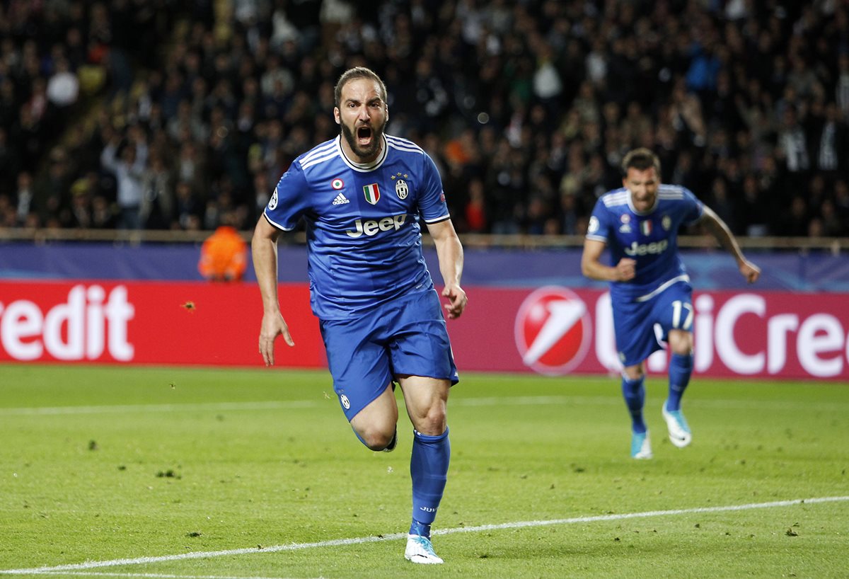 Higuaín corre y celebra después de anotar el 1-0 para la Juventus de Turín.