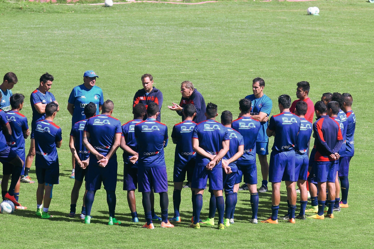 El técnico de Municipal,  Enzo Trossero  durante la charla técnica exigió compromiso a sus jugadores. (Foto Prensa Libre: Óscar Felipe)