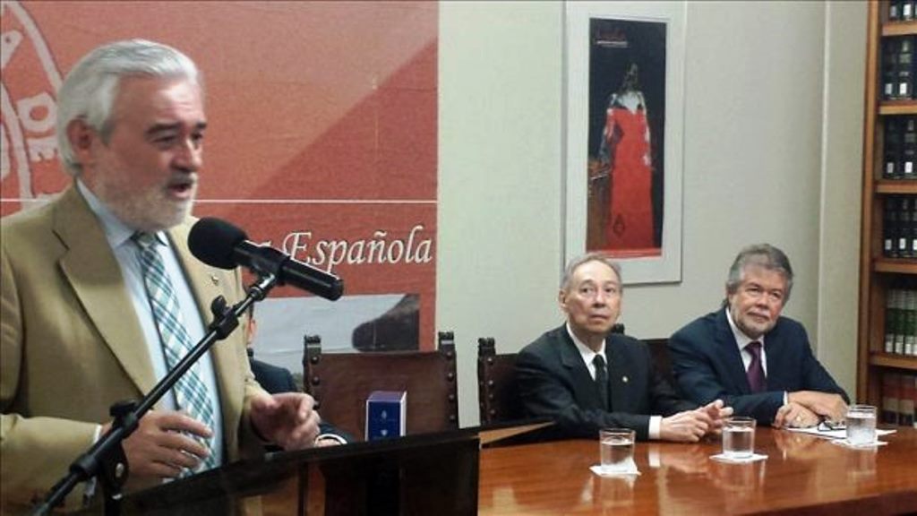 Darío Villanueva (izq.) junto a Humberto López Morales (c), y José Luis Vega (dcha.) durante la presentación de la 23 edición del Diccionario de la lengua española en San Juan, Puerto Rico, el pasado mes de marzo. (Foto Prensa Libre: EFE)