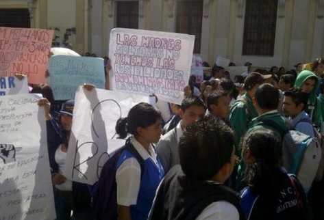 Estudiantes de magisterio protestan frente a Congreso. (Foto Prensa Libre: Óscar García)