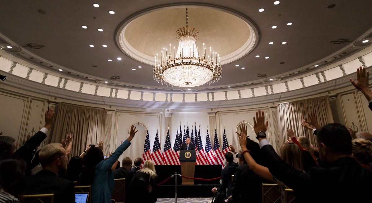 Periodistas piden la palabra en una rueda de prensa con el presidente Donald Trump (Foto Prensa Libre: EFE)