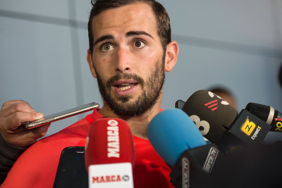 Aleix Vidal atiende a los medios de comunicación en la concentración del Barcelona en Inglaterra. (Foto Prensa Libre: AFP)