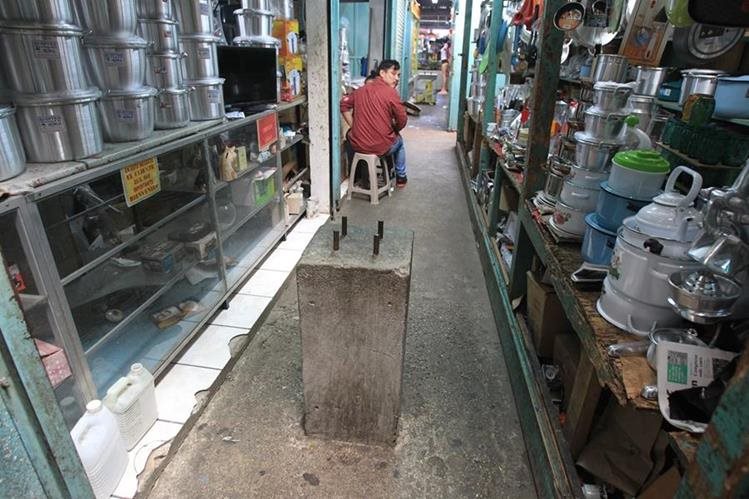 En el primer piso del mercado El Guarda, en zona 11, se construyeron 90 zapatas de concreto que son la base del entrepiso que se construiría. (Foto Prensa Libre: Hemeroteca PL)