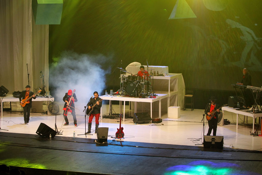 La banda guatemalteca Alux Nahual deleitó a sus seguidores en el Teatro Nacional. (Foto Prensa Libre: Keneth Cruz)