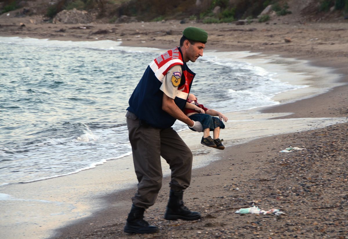 La fotografía que desató indignación en toda Europa. (Foto Prensa Libre: AP).