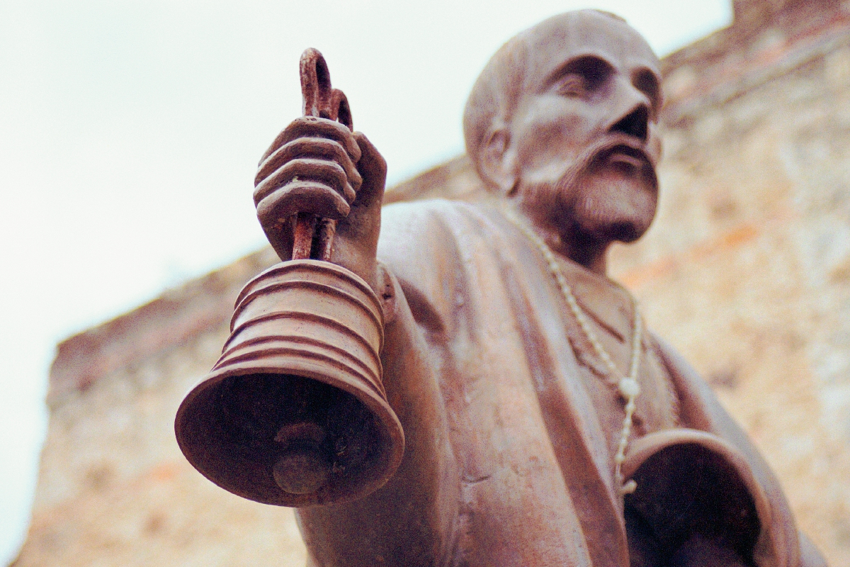 Escultura del Hermano Pedro ubicada antes de entrar a su sepulcro en Antigua. (Foto Prensa Libre: Nestor Galicia)