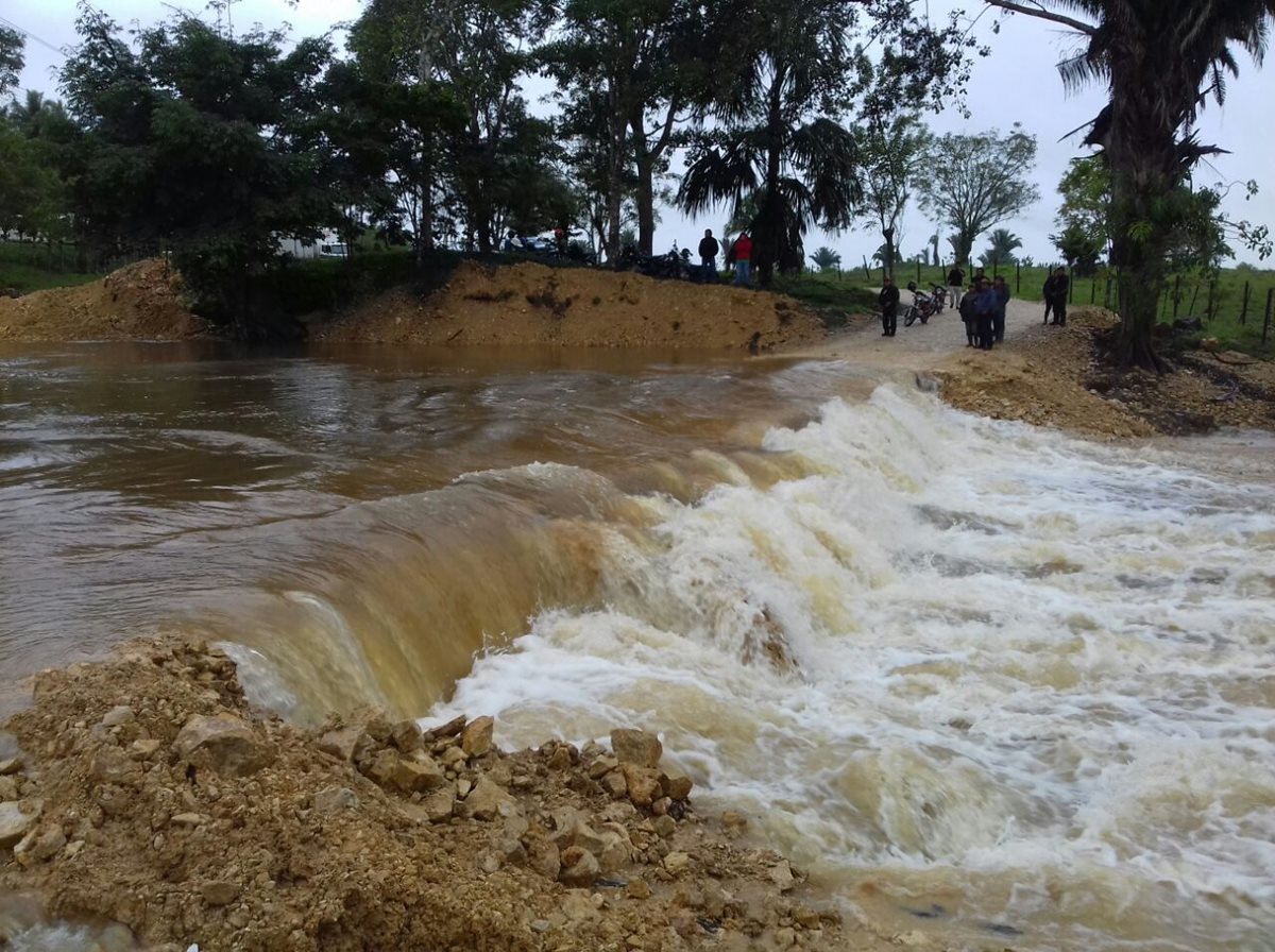 Varios ríos se desbordaron y causaron inundaciones en cientos de viviendas de varias comunidades de San Mateo Ixtatan. (Foto Prensa Libre: Mike Castillo)