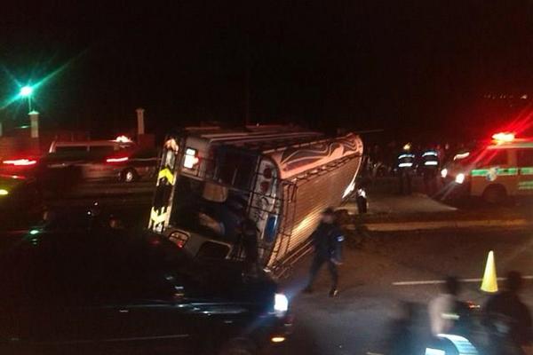 Bus de los transportes Pérez volcó en la ruta Interamericana en el kilómetro 47. (Foto Prensa Libre: Miguel López)