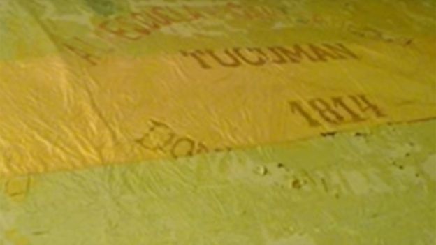 La bandera analizada estaba completamente descolorida por el paso del tiempo. CONICET