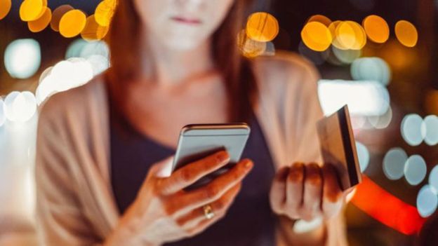 Hoy ya se están empezando a usar celulares para pagar y algunos creen que dentro de poco las tarjetas podrían quedar tan obsoletas como el efectivo. GETTY IMAGES