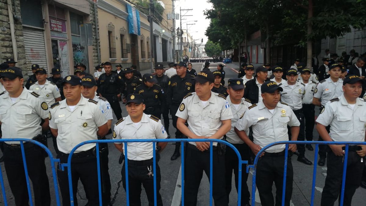 Agentes de la PNC permanecen en los alrededores del Congreso de la República para evitar el paso de personas, debido a que se efectuará una sesión solemne. (Foto Prensa Libre: Érick Ávila)