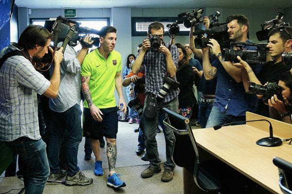 El argentino Lionel Messi, ingresa a la sala de conferencias del FC Barcelona y habló del duelo de mañana. (Foto Prensa Libre: AP).