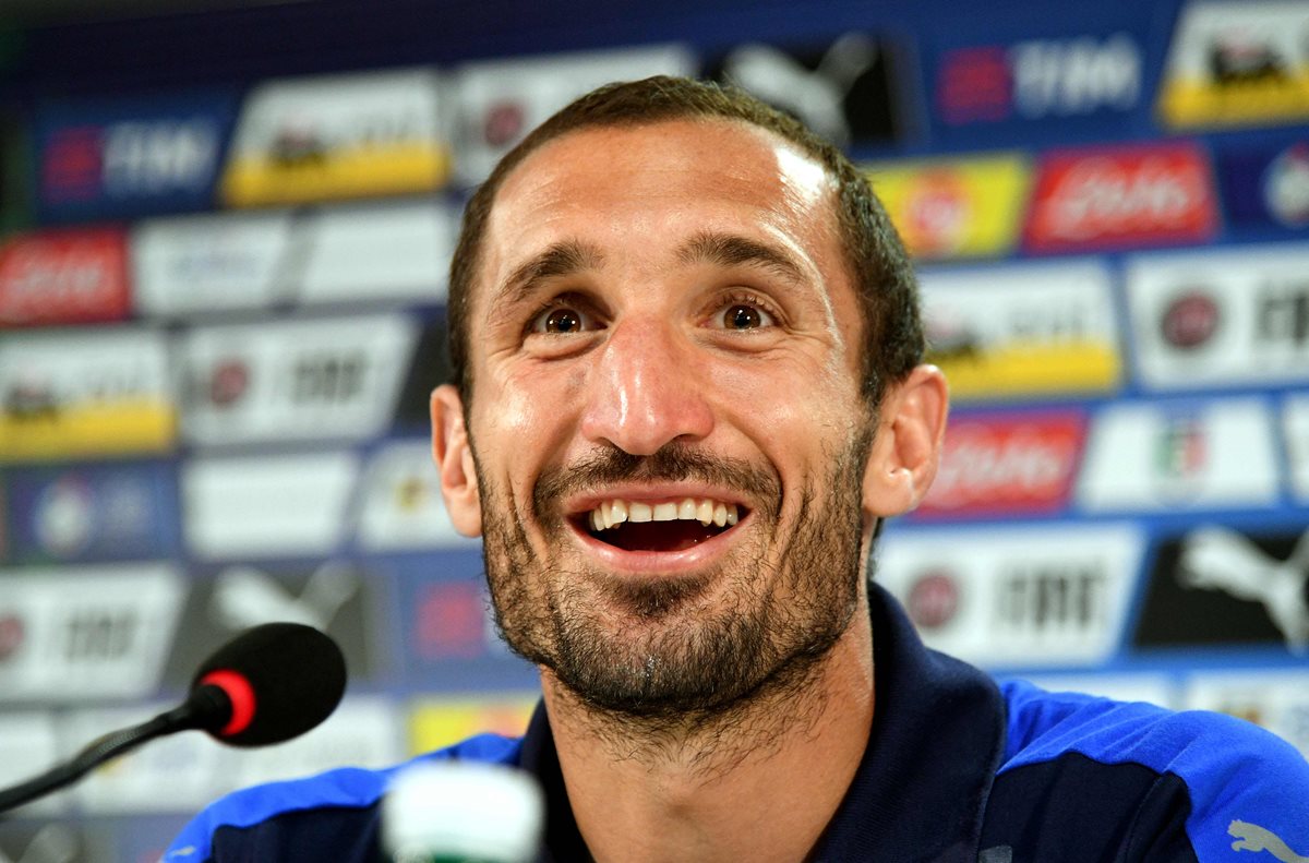 El defensa italiano Giorgio Chiellini durante la conferencia de prensa que dio este viernes en Montpellier. (Foto Prensa Libre: AFP)