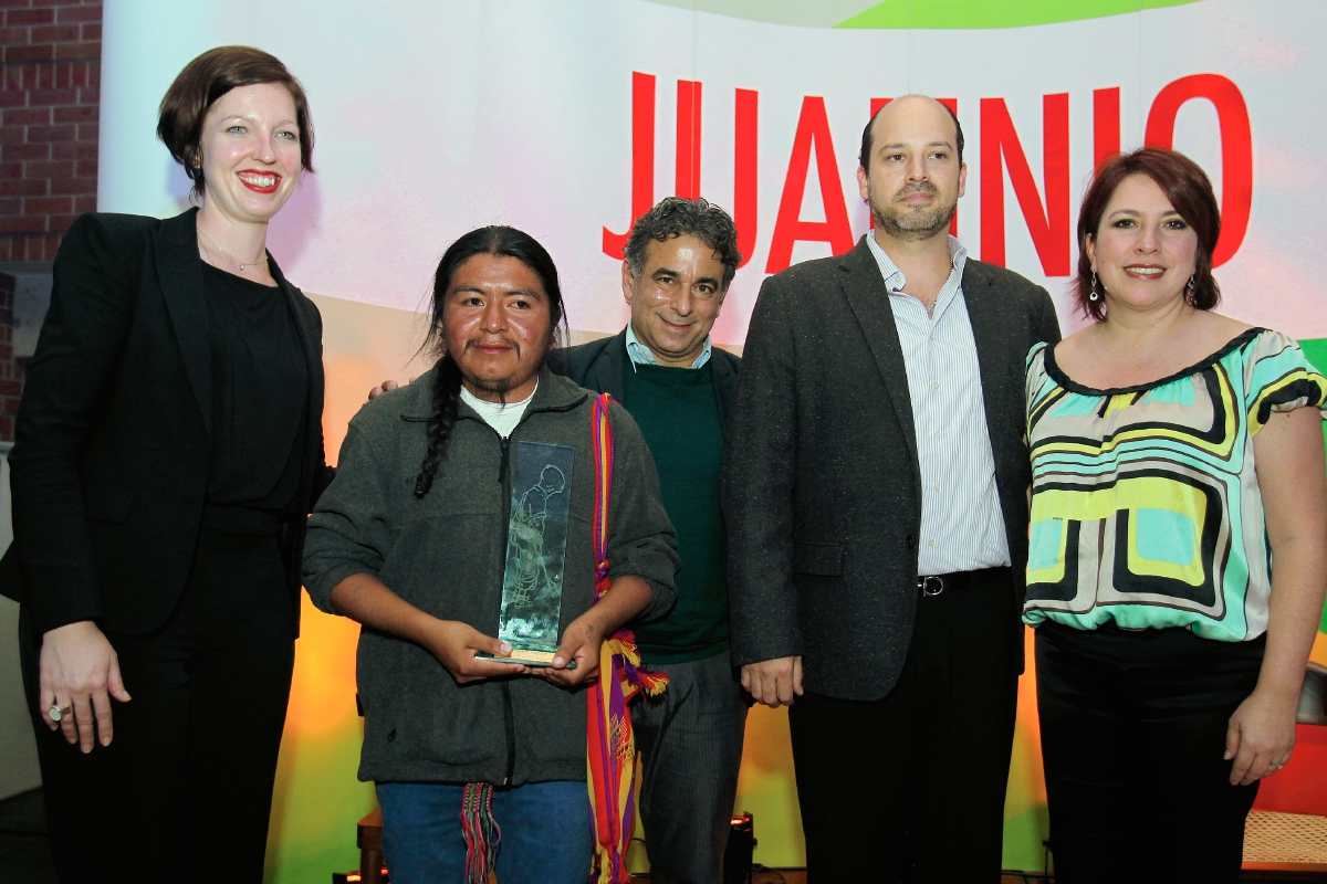 Laura A.L. Wellen, Edgar artista Rolando Calel Apen, primer lugar del concurso Juannio 2015; Omar López-Chahoud, Eduardo Lima, presidente del Comité organizador de Juannio y Silvia Obiols de Tres, directora ejecutiva de Juannio.  Foto: Prensa Libre: Edwin Castro