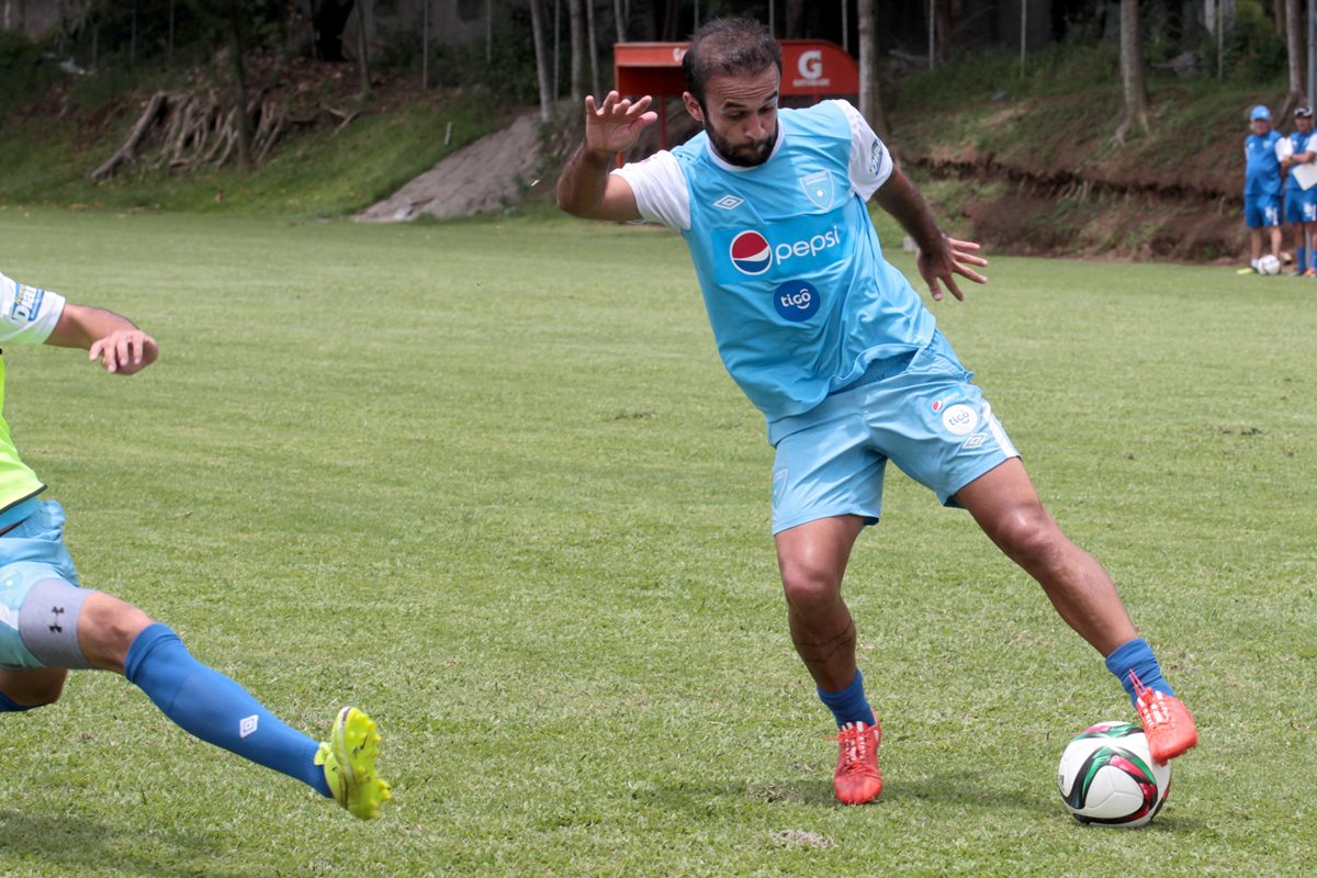 José Manuel Contreras controla el esférico en la práctica matutina que ejecutó ayer la Bicolor. (Foto Prensa Libre: Norvin Mendoza)