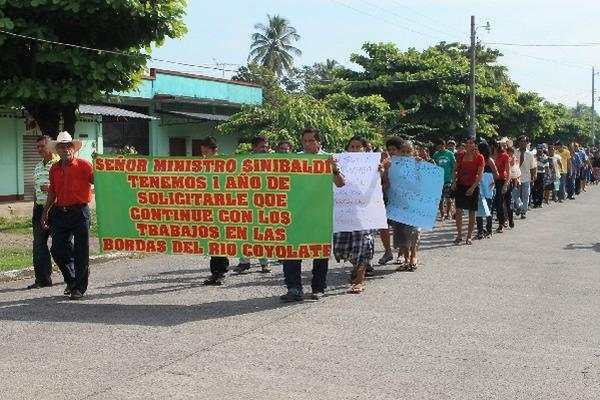 Miembros de Asobordas marchan por las  calles de  Nueva Concepción, Escuintla.