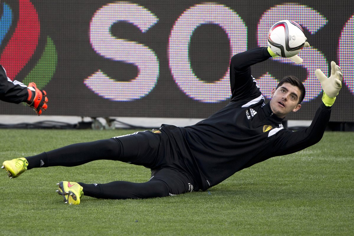 Medios españoles afirman, que Courtois fue operado de la rodilla y estará alejado de la cancha por cuatro meses. (Foto Prensa Libre: AP)