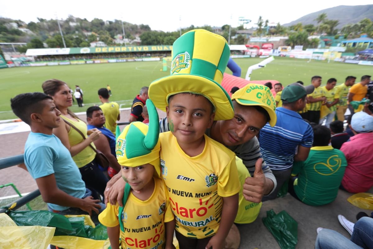 Ambiente de fiesta en el estadio David Cordón Hichos para la final de vuelta entre Guastatoya y Comunicaciones.