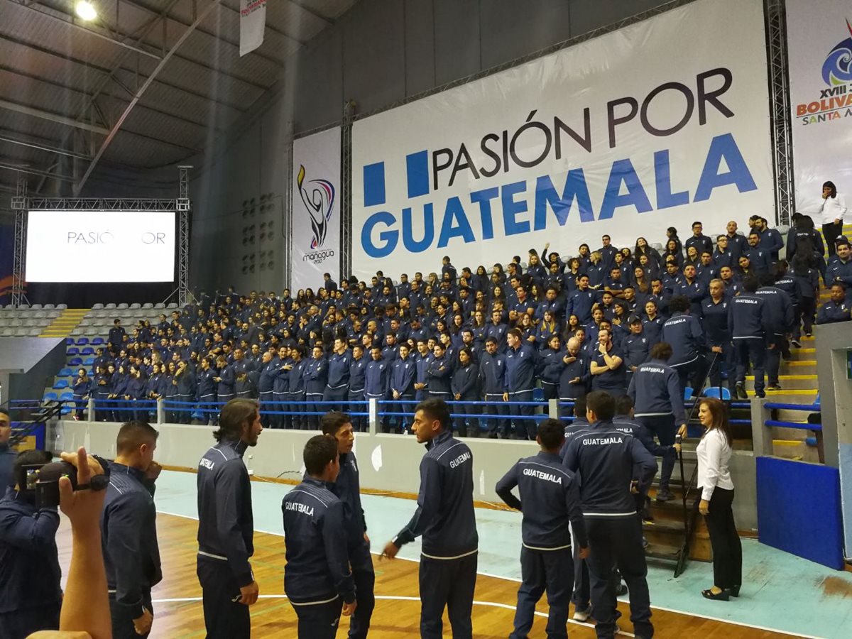 Atletas nacionales tomaron juramento antes de participar en Managua 2017 y Bolivarianos 2017. (Foto Prensa Libre: Carlos Vicente)