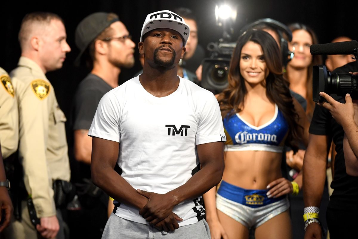 Mayweather Jr. al momento de llegar para ser pesado previo al combate.