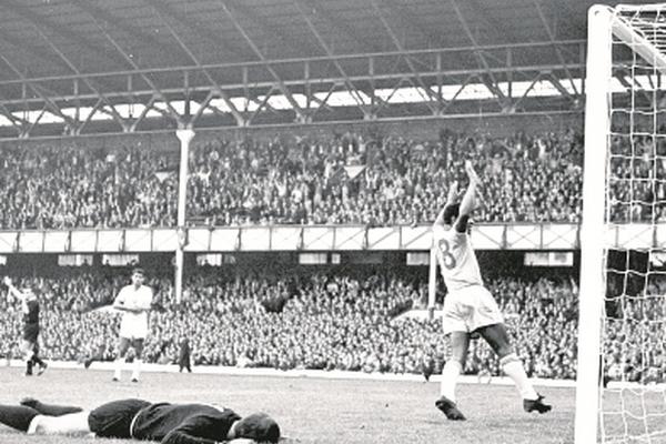 Mané Garrincha, en Brasil nada fue  igual  cuando  la  alegría  del pueblo  murió  a causa de su  adicción al alcohol. (Foto Prensa Libre: AS Color)