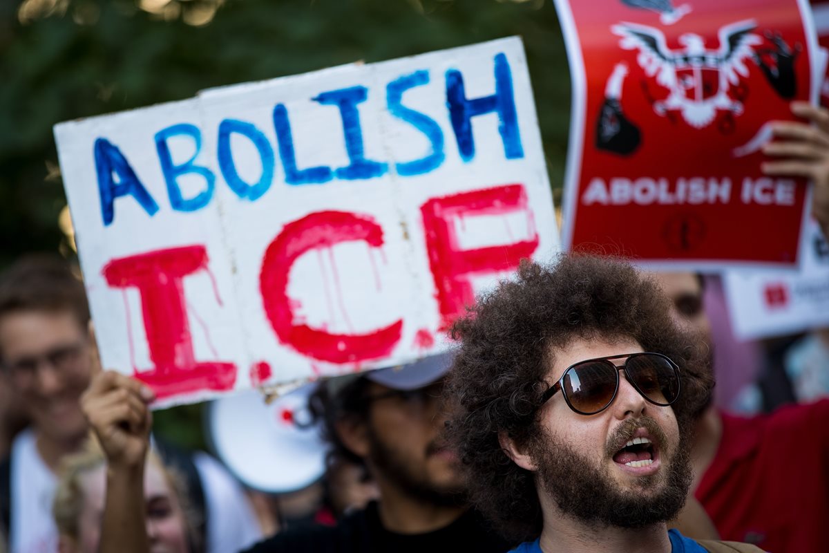 Activistas se manifiestan contra las estrategias del Servicio Inmigración y Aduanas (ICE) y las políticas de inmigración de Trump.(AFP)