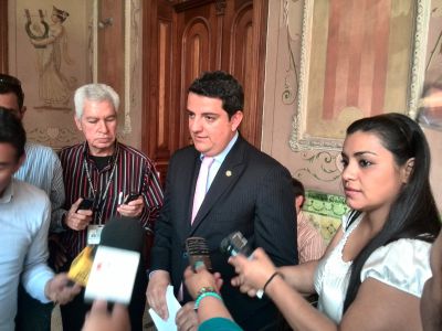 Arkel Benítez, viceministro de Prevención del Delito, llega al TSE a presentar una solicitud de audiencia. (Foto Prensa Libre: Carlos Álvarez)