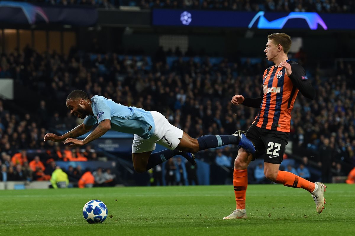 Momento en el que Raheem Sterling cae dentro del área y el árbitro marca penalti. (Foto Prensa Libre: AFP)